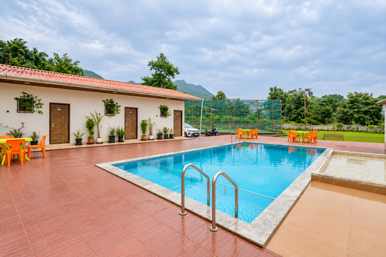 Private pool beside the villa rooms